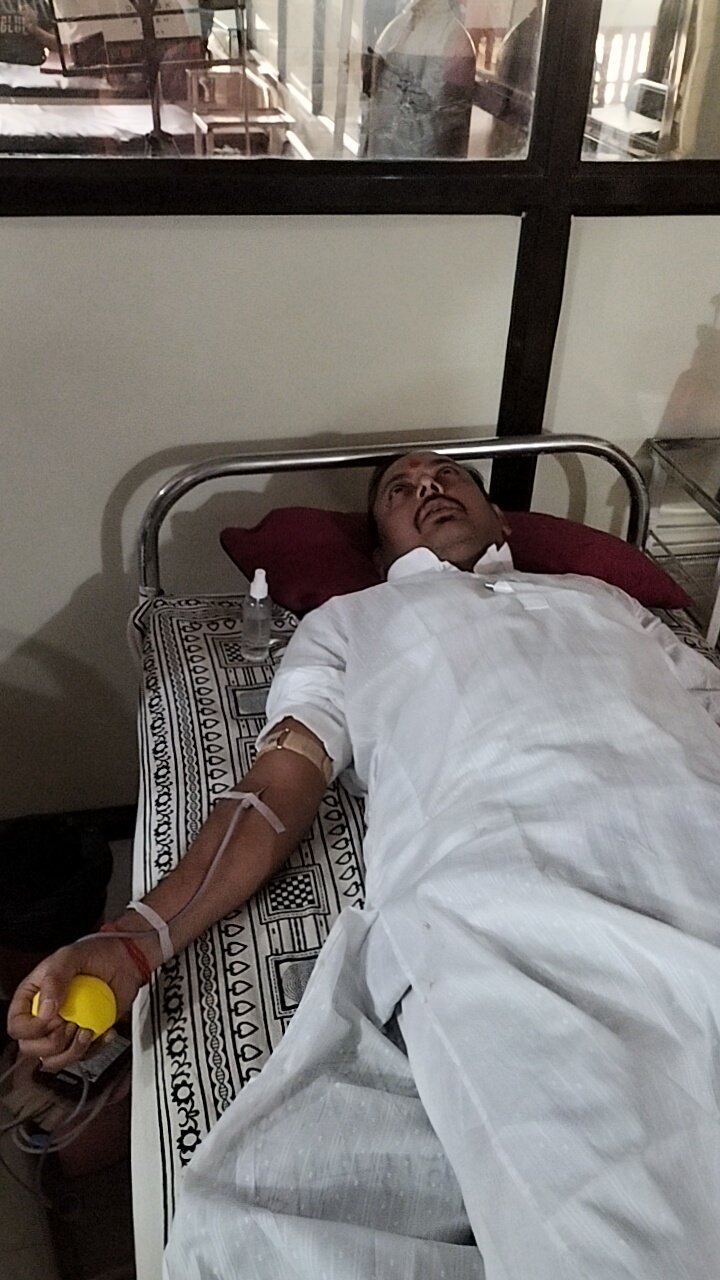 अपना खून देकर मरीजों की जान बचाने वाला डॉक्टर