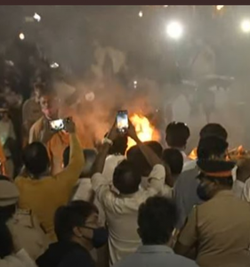 मुखाग्नि के बाद का दृश्य