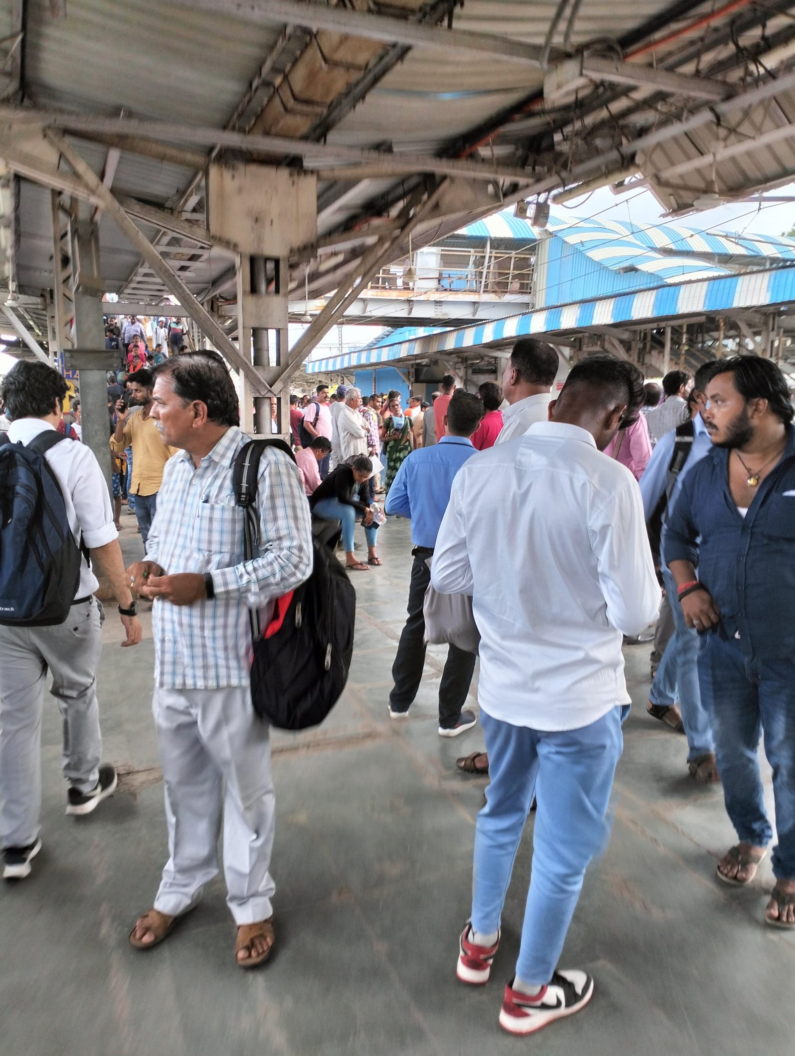 भारी बारिश से मध्य रेल सेवा लड़खड़ाई स्लो रुट ट्रेनें ठप