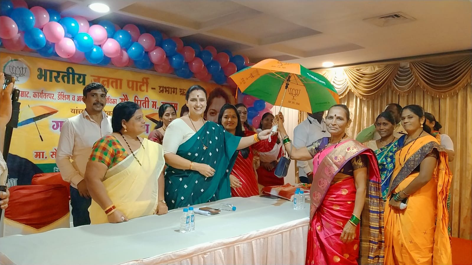 महाराष्ट्र भाजपा उपाध्यक्ष चित्रा वाघ ने जरुरतमंदों को  बांटे छाते