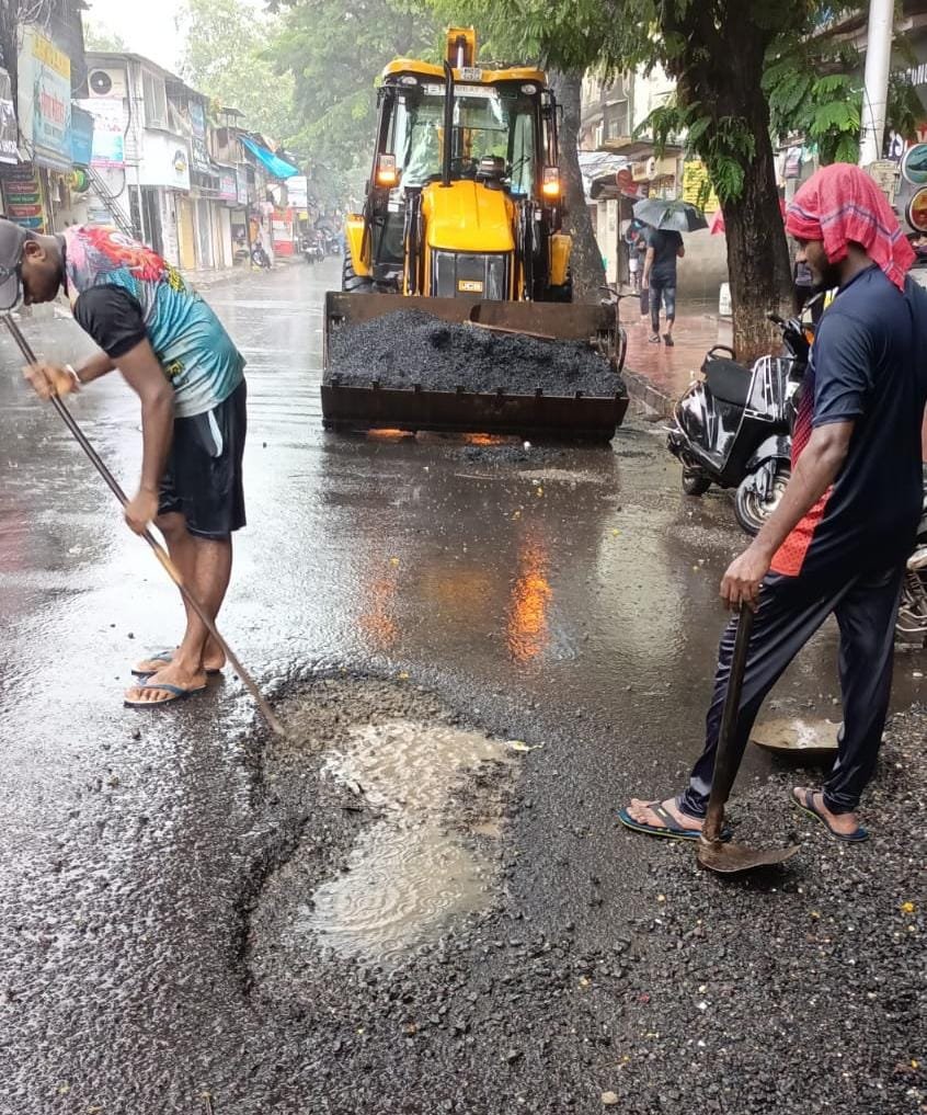 बारिश से बदहाल हुई मुंबई की सड़कें
