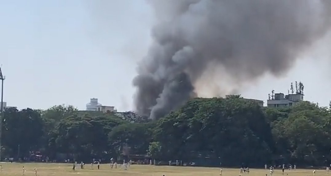 फैशन स्ट्रीट कपड़ों की दुकान में आग