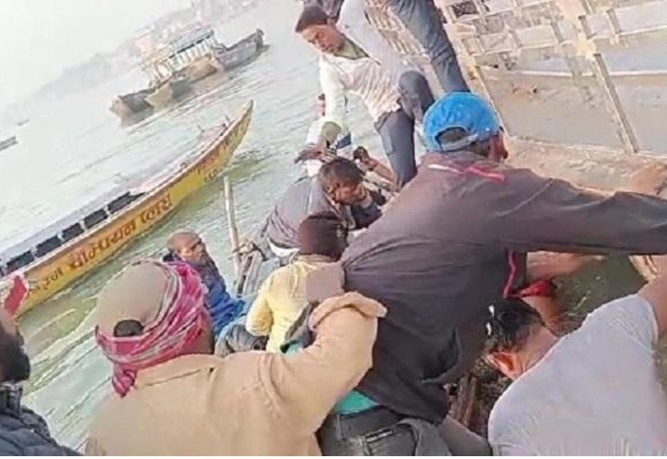 वाराणसी गंगा नदी में यात्रियों से भरी नाव डूबी