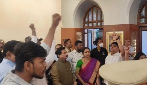 Face of between two factions of ShivSena at BMC