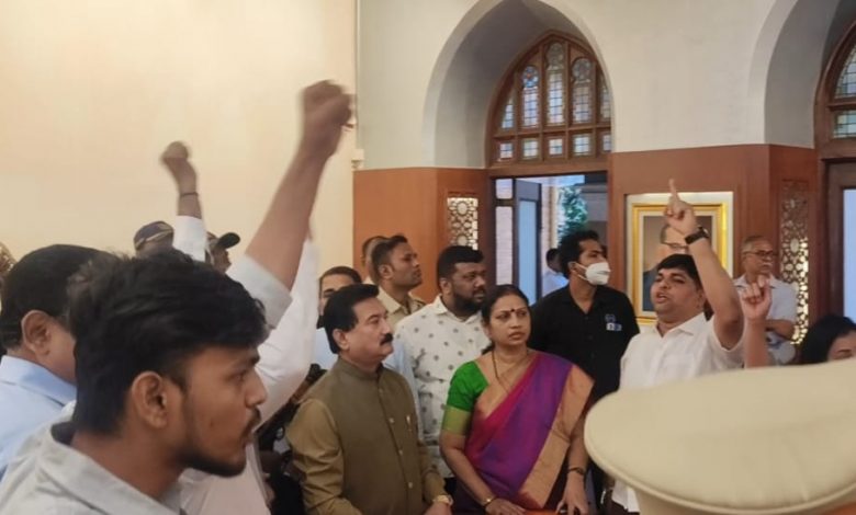 Face of between two factions of ShivSena at BMC