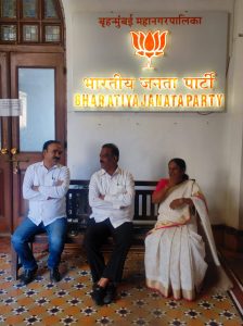 पार्टी कार्यालय के बाहर बेंच पर बैठे भाजपा नेता 