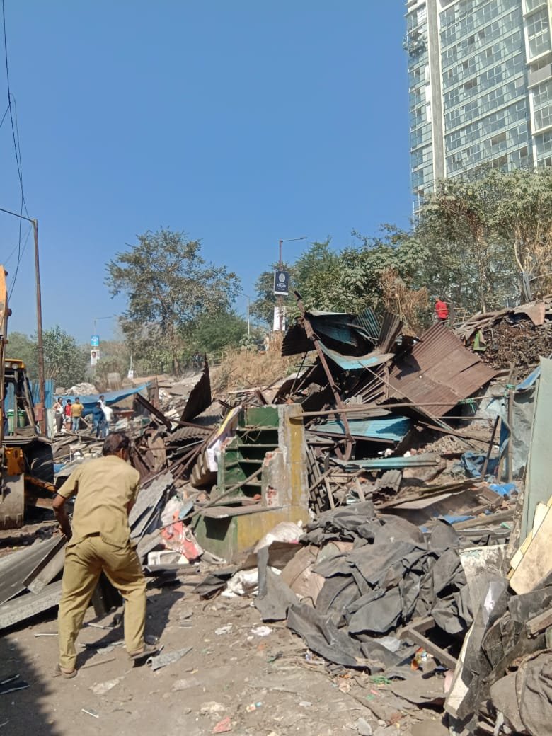 बीएमसी ने गोरेगांव मुलुंड लिंक रोड पर बाधा बने 55 अवैध झोपड़ों को तोड़ा