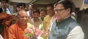 मुंबई एयरपोर्ट पर मुख्यमंत्री योगी आदित्यनाथ का स्वागत करते पूर्व गृह राज्यमंत्री कृपाशंकर सिंह