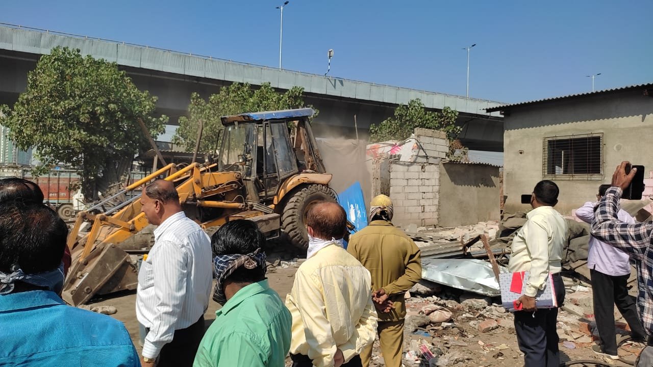 वडाला में 55 अवैध झोपड़ों पर चला बुलडोजर