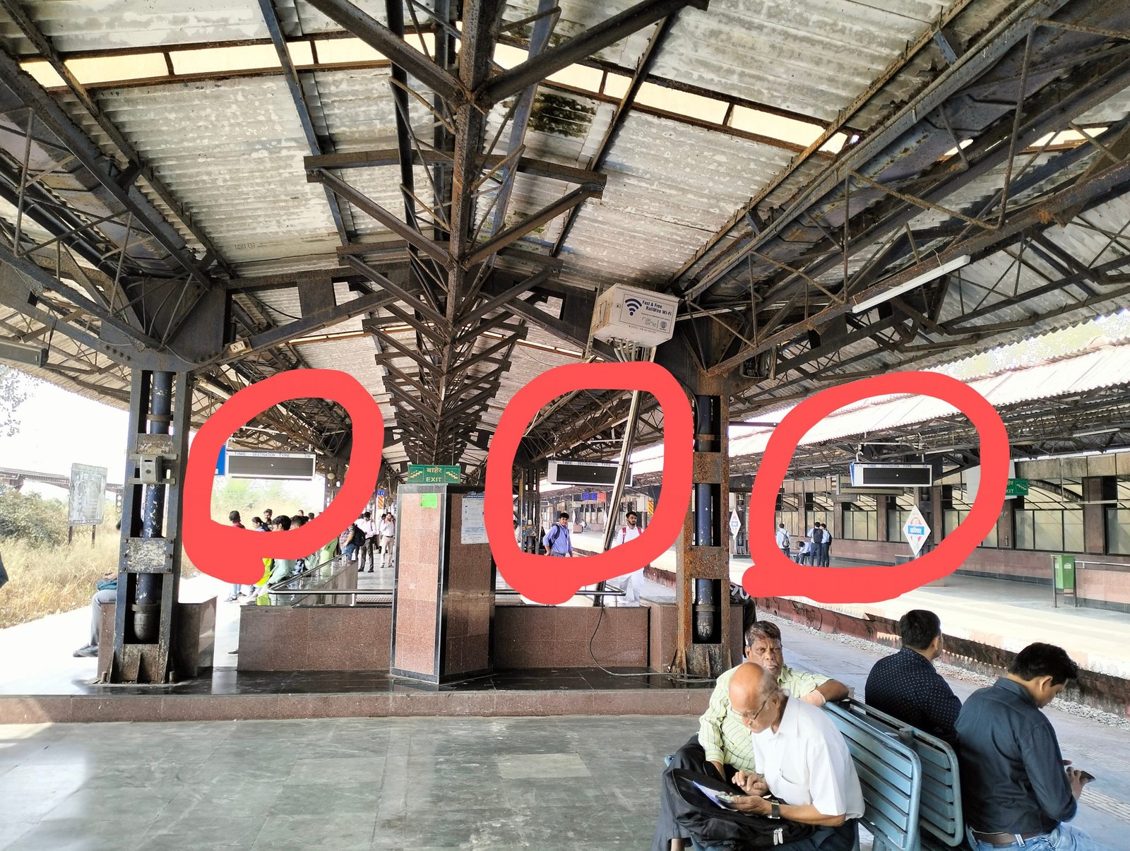 दुर्दशा का शिकार हुआ खांडेश्वर रेलवे स्टेशन
