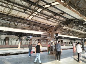 खांडेश्वर रेलवे स्टेशन पर नये इंडिकेटर 