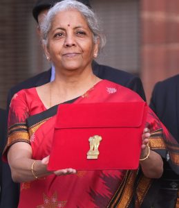 वित्तमंत्री निर्मला सीतारमण बजट पेश करते हुए 