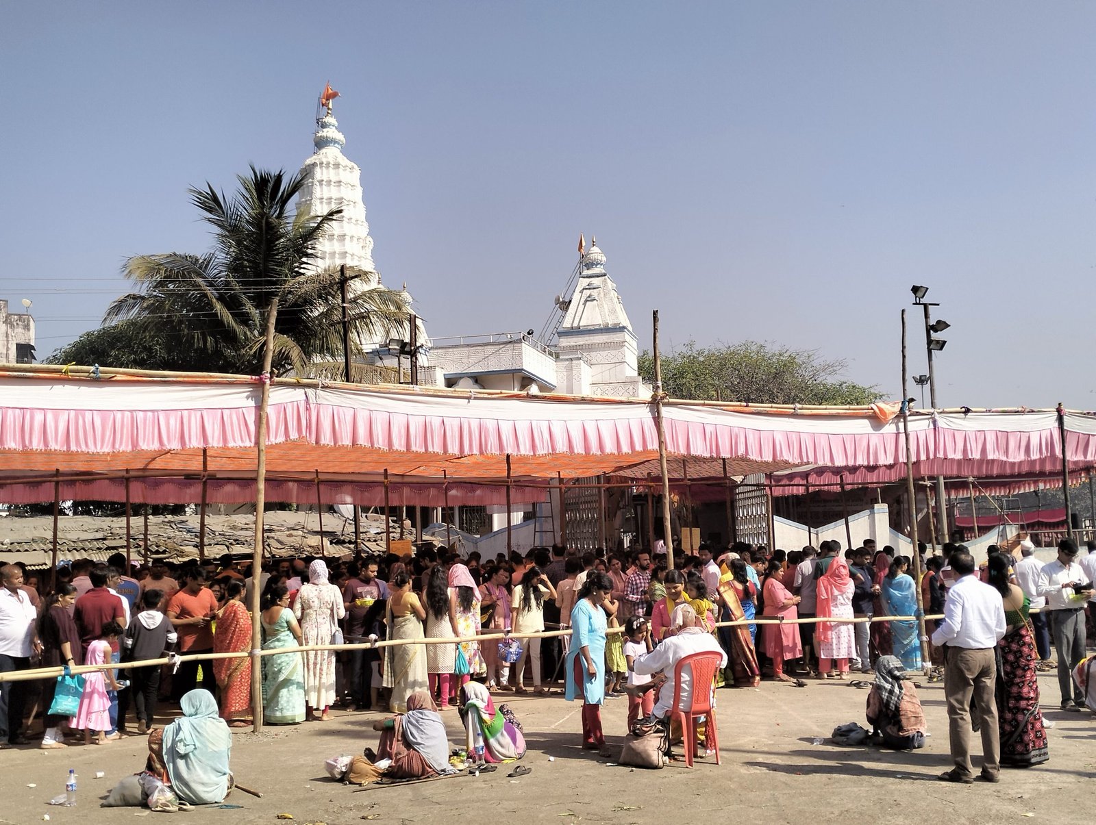 महाशिवरात्रि: मंदिरों में उमड़ा भक्तों का जनसैलाब,  स्वार्थ सिद्धि योग में पूजन का शुभ मुहूर्त