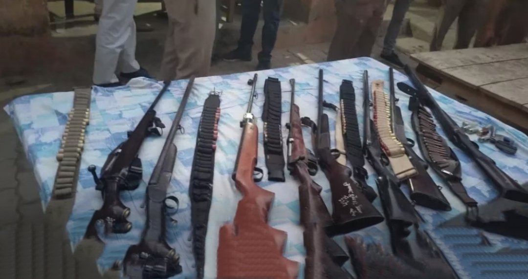 Prayagraj Shootout: पुलिस की छापेमारी में हथियारों का जखीरा बरामद