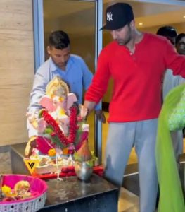 Actor Ranbir Kapoor Immersed Ganesh idol with his family
