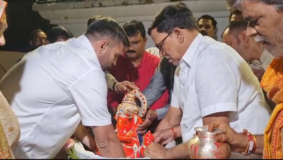 बारिश के बीच पांचवें दिन के बप्पा का विसर्जन, गणपति बप्पा मोरया के जयघोष से गूंजी मुंबई