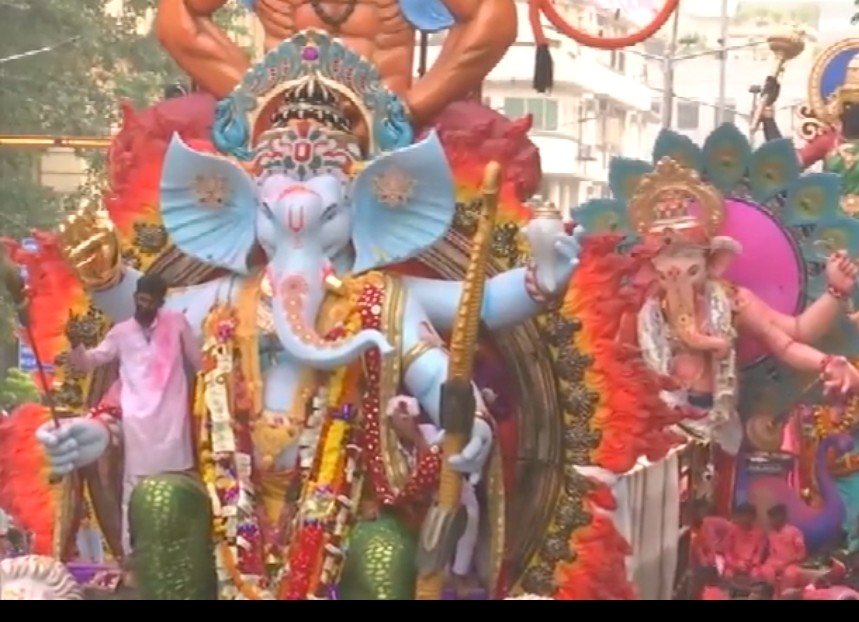 गिरगांव चौपाटी पर शुक्रवार तड़के विसर्जन की लगी कतार, सुबह 6 बजे तक 39,235 प्रतिमाओं का विसर्जन