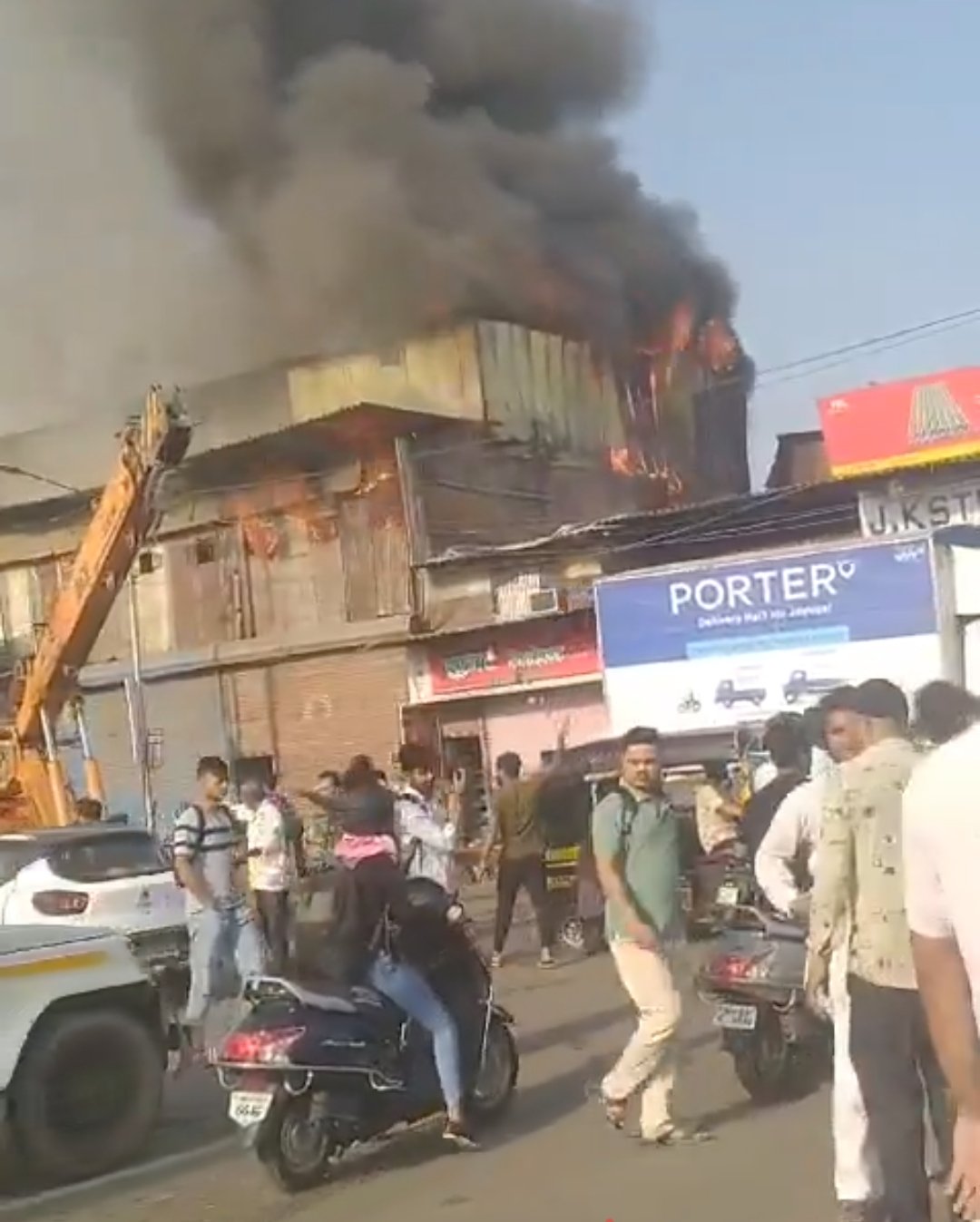 जरीमरी के झोपड़ों में लगी आग, आग बुझाने फायर ब्रिगेड की तीन गाड़ियां मौके पर रवाना