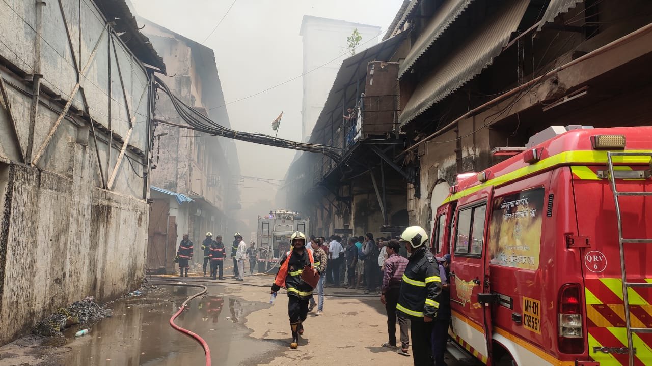 रे रोड स्थित गोदाम में भीषण आग  पवई में 15 झोपड़े जले,  आग बुझाने जुटी कई दमकल गाड़ियां