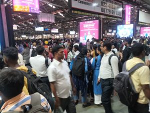 मुंबई की लोकल ट्रेन  सेवा बंद 