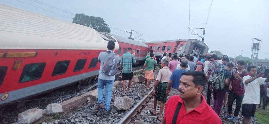 हावड़ा मुंबई एक्सप्रेस दुघर्टनाग्रस्त, 3 यात्रियों की मौत, 20 यात्री घायल ,