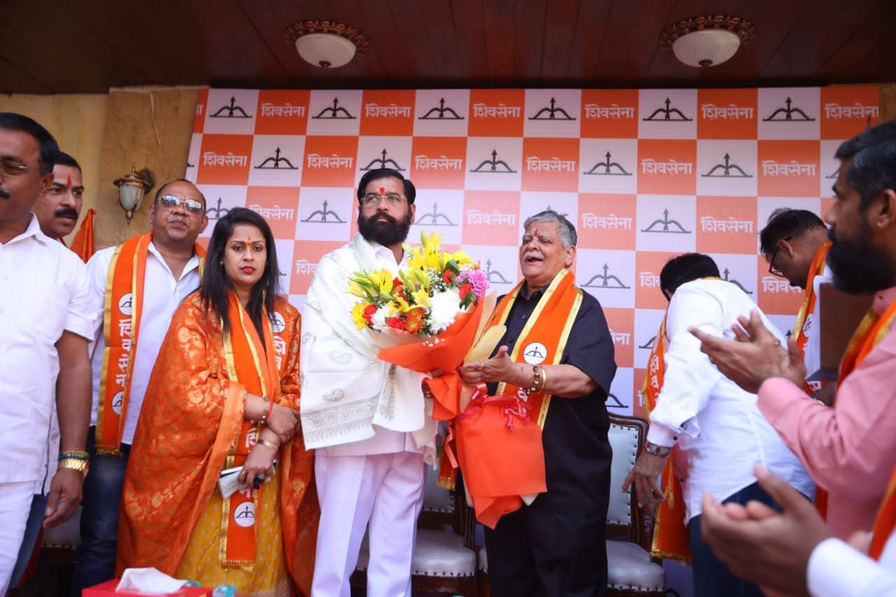 मतदान से ठीक पहले उद्धव ठाकरे का मजबूत किला ध्वस्त  पूर्व विधायक दगडू सकपाल सैकड़ों समर्थकों के साथ शिवसेना में शामिल 