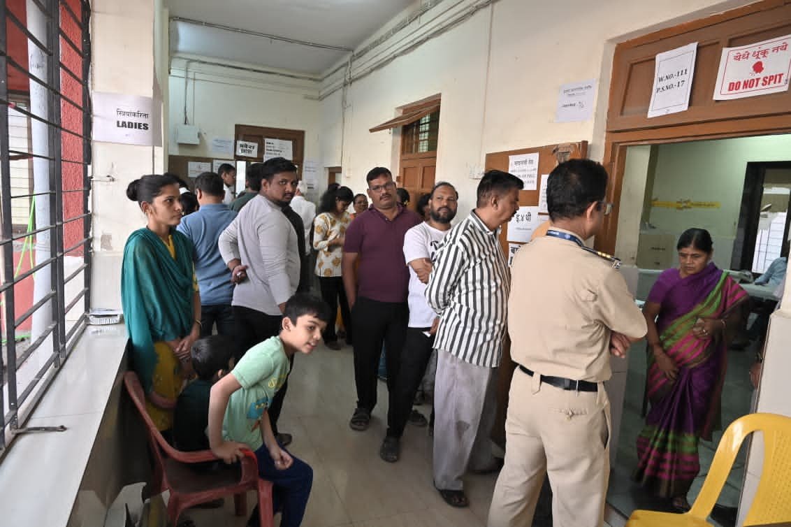 कहीं बूथ बदले तो कही गायब हो गए नाम , बीएमसी चुनाव में मतदान के लिए परेशान हुए वोटर्स 