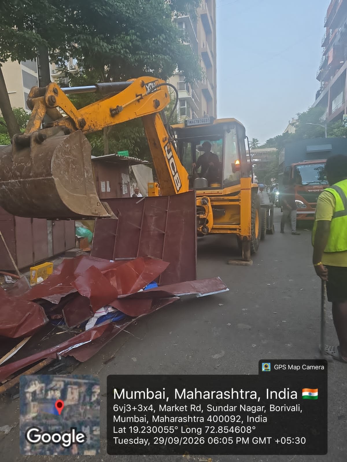 सभी पार्टियों के विरोध के बावजूद बीएमसी 14 फीट ऊंची झोपड़ियों पर कार्रवाई करने पर अडिग